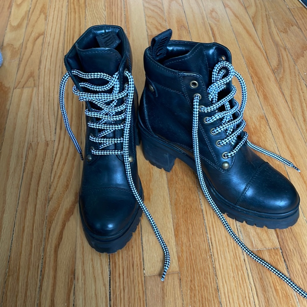 Black leather Miu Miu boots. Size 37.5